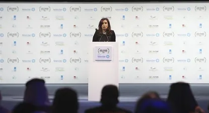 Cristina Fernández ofrece un discurso durante la inauguración de la Cumbre Mundial de Energía del Futuro
