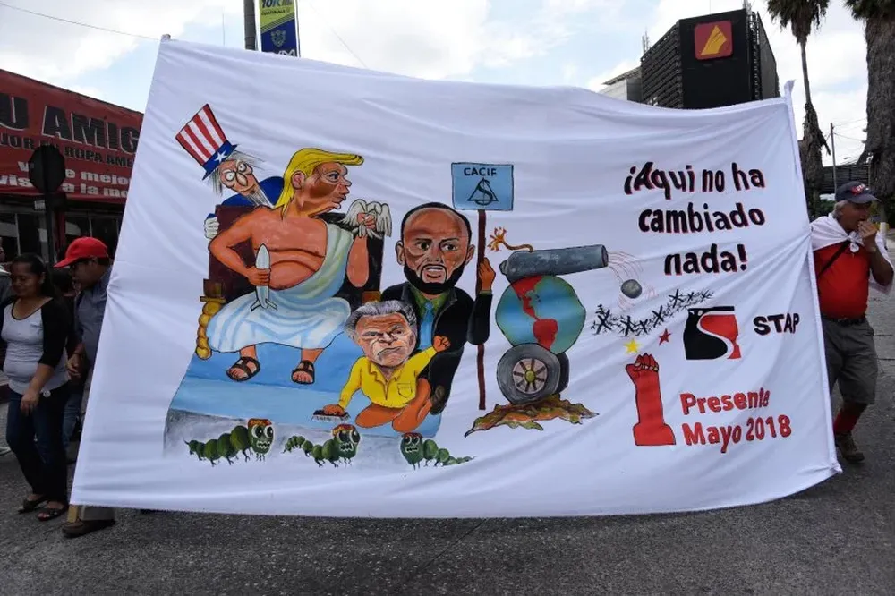 Cientos de manifestantes en Ciudad de Guatemala pidieron la renuncia del presidente Jimmy Morales acusado de corrupción .jpg