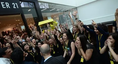 Los empleados de Forever 21 en la previa de la apertura en Montevideo Shopping