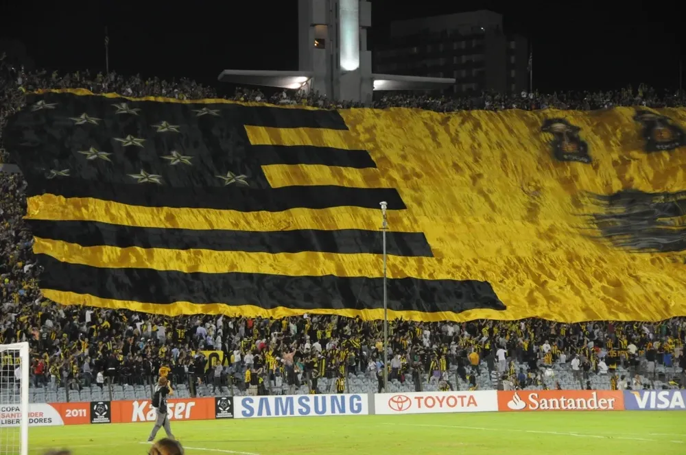 Los hinchas de Peñarol celebran la salida del equipo