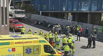 Bomberos trabajan en el edificio de Fuencarral donde ocurrió el derrumbe