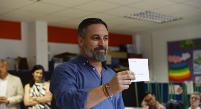 El líder de Vox, Santiago Abascal, ejerce su voto en un colegio de Madrid