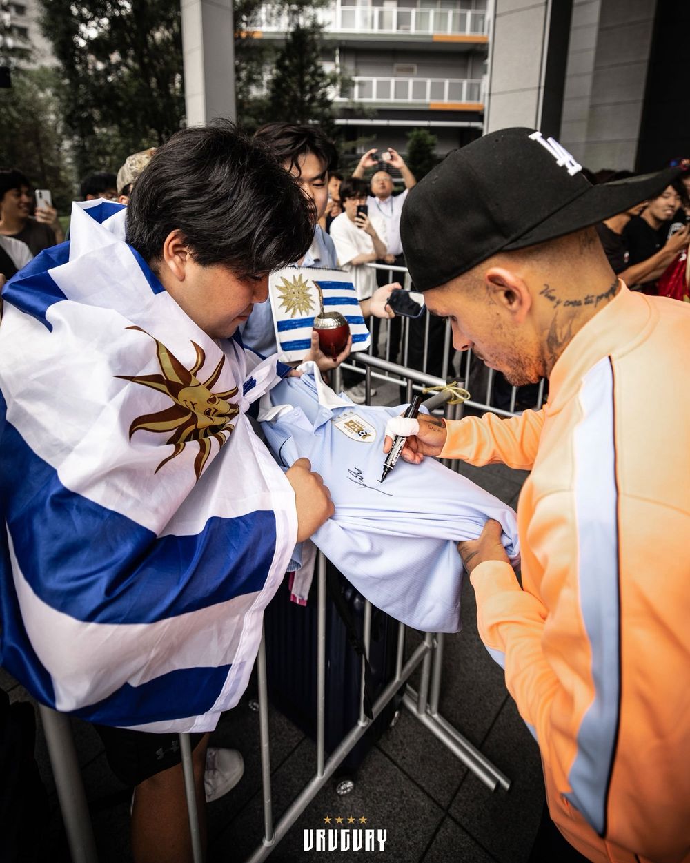 Lucas Torreira y los fans japoneses