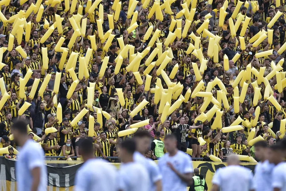 Archivo: clásico entre Peñarol y Nacional en el Estadio Campeón del Siglo