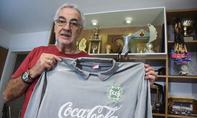 Jorge Fossati con la última camiseta que vistió como arquero profesional: la de Coritiba de Brasil