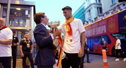 José Luis Martínez-Almeida saluda a Álvaro Morata