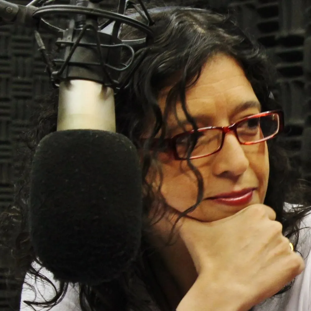 Alejandra Casablanca, directora de TV Ciudad, en un estudio radial