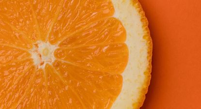La naranja, por razones históricas, es quizás la fruta que suele venir a la mente al pensar en la vitamina C, una de las más vitales para la salud.