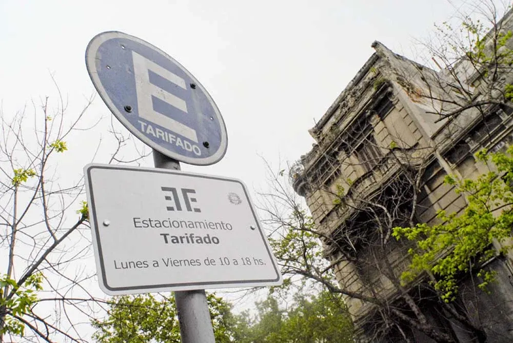 La intendencia de Montevideo aumentará las tarifas de estacionamiento y extenderá el sistema. A.Cuenca