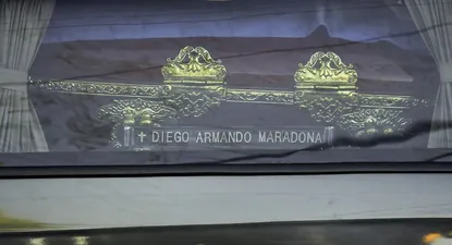 el ultimo adios: entierran restos de maradona junto a sus padres en cementerio de bella vista