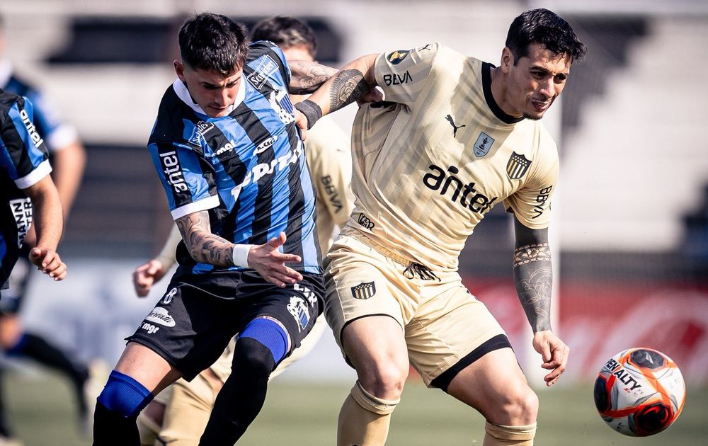 Gonzalo Napoli de Liverpool ante Maximiliano Silvera de Peñarol por el Torneo Clausura