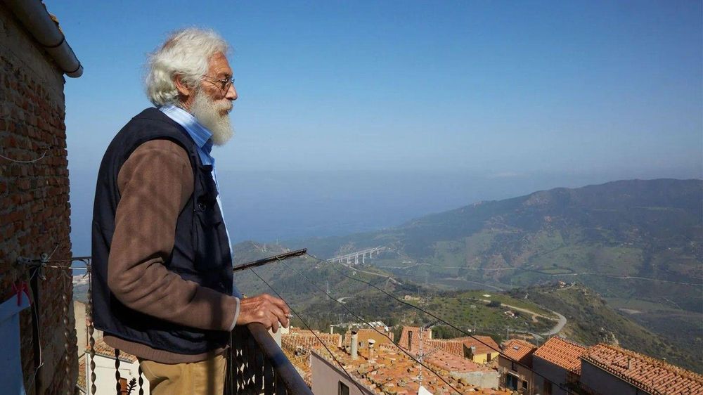 Gelardi se ha propuesto recuperar la antigua práctica de la recolección del maná en Pollina, su pueblo natal.