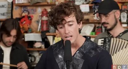 El español Guitarricadelafuente estrena concierto del ciclo Tiny Desk de NPR