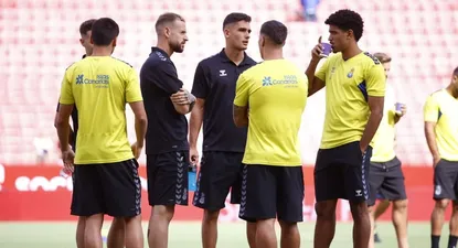 Los jugadores de Las Palmas que perdieron el avión, debieron viajar en un chárter de apuro para enfrentar a Sevilla