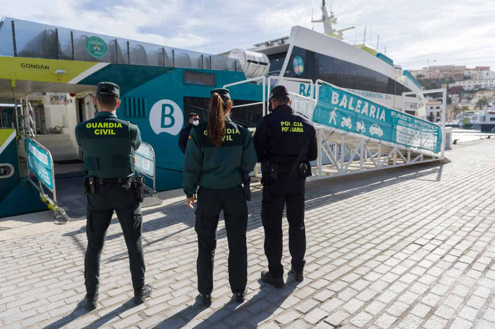 Operativo policial en el yate donde ocurrió la agresión.