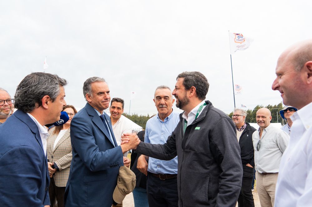 El presidente Orsi se detuvo en varios stands para hablar con empresarios, profesionales y otros trabajadores del sector forestal.