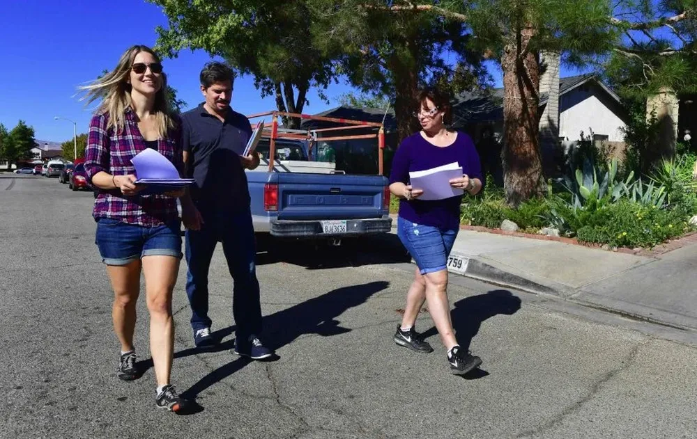 Talia Osteen, Ari Posner y Becky Edwards, tres voluntarios volcados a la política tras la llegada de Trump a la presidencia.