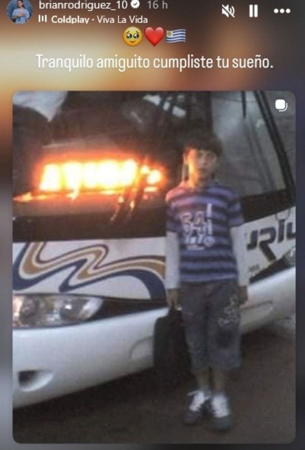 Brian Rodríguez cuando era un niño al lado de un ómnibus que viajaría a Tranqueras desde Montevideo