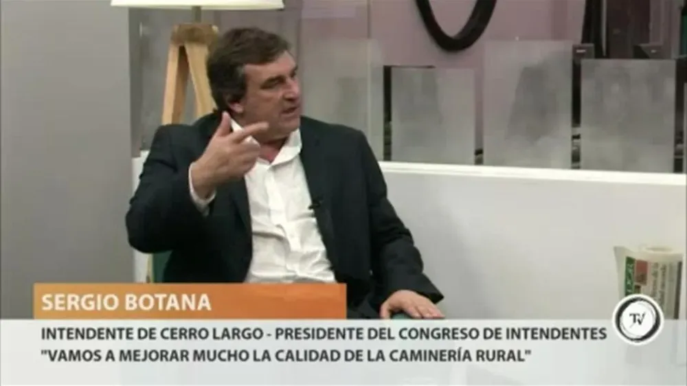 El intendente de Cerro Largo y presidente del Congreso de Intendentes, se refirió al complejo panorama que enfrentan las intendencias con la caminería rural, para lo que solicitaron más recursos al Poder Ejecutivo.Si seguimos en esta situación, todos somos conscientes, los niños no van a ir más a la escuela, los peones van a tener que volver aestar toda la semana en el establecimiento, como era antes de la moto y al peón rural lo vamos a condenar a irse al pueblo porque el médico no le llega, señaló.Botana consideró que en la mejora de la caminería rural está el destino del Uruguay.La entrevista completa, aquí.