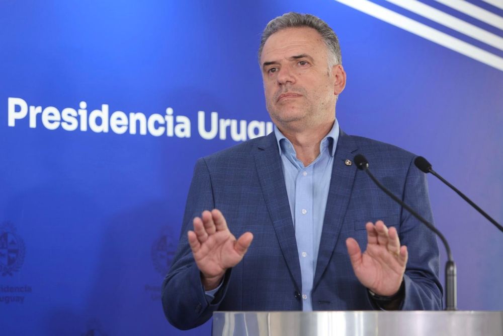 Yamandú Orsi en la conferencia de prensa al regreso a Uruguay