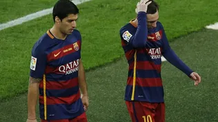 Luis Suárez y Lionel Messi, tras la derrota de Barcelona, 2-1 ante Real Madrid