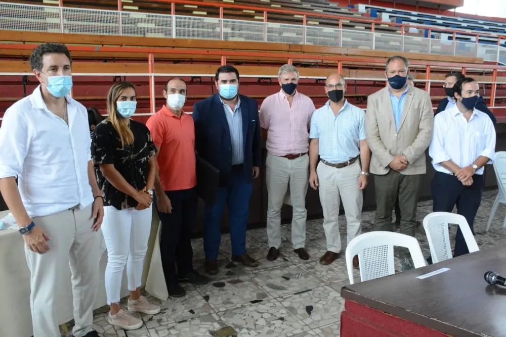 Sebastián Bauzá y el intendente de Paysandú, Nicolás Olivera, en el lanzamiento del Programa Sueño Olímpico, junto a Dolores Moreira y Milton Wynants