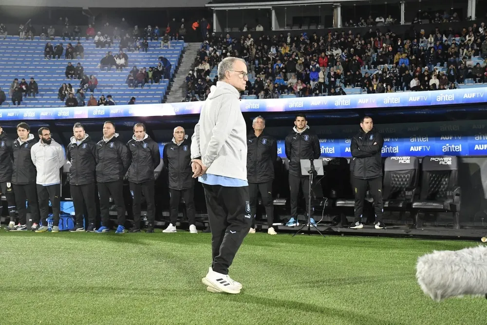Marcelo Bielsa y sus colaboradores en el partido ante Cuba