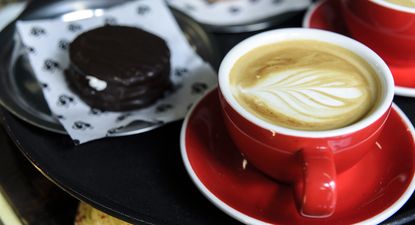 Cafeterías integradas a edificios: qué hay detrás de este modelo de negocio que se expande en Montevideo