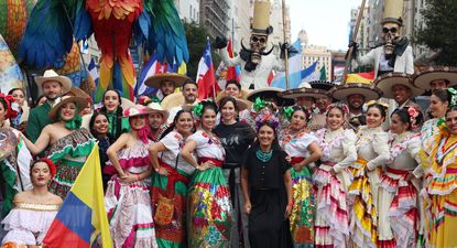 La presidenta de la Comunidad de Madrid, Isabel Díaz Ayuso (c), asiste a la Cabalgata de la Hispanidad en Madrid. Foto: Europa Press.