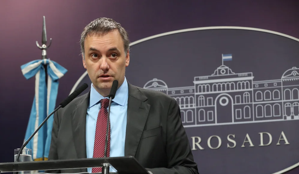 Para Adorni, el acuerdo tiene como propósito reconstruir la República, que describió como “devastada”.