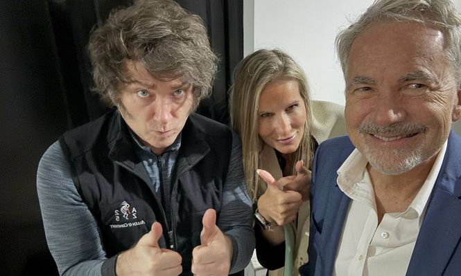 El empresario Martín Varsavsky y su esposa Nina, junto al presidente argentino Javier Milei.