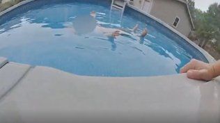 Video: un policía en Estados Unidos rescató a un niño de tres años que estaba a punto de ahogarse en una piscina