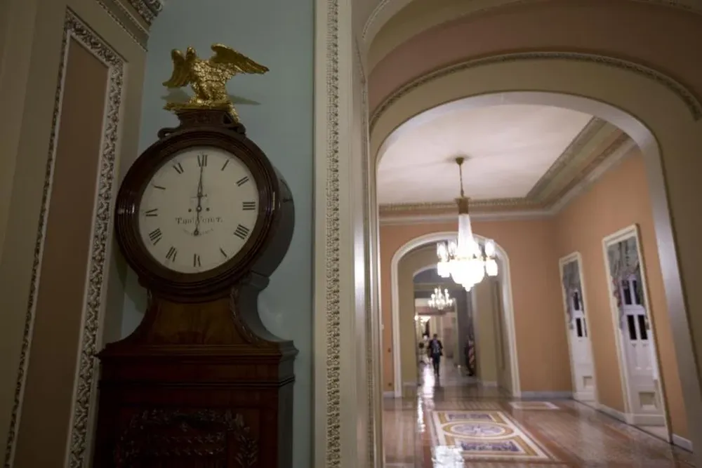 El reloj Ohio, en la puerta de entrada al Senado, da las doce de la noche mientras los legisladores discuten