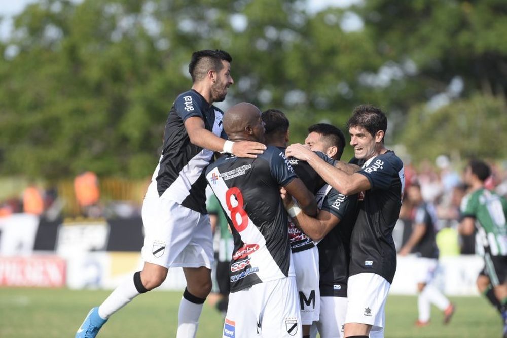 El festejo franjeado en el gol de Terans