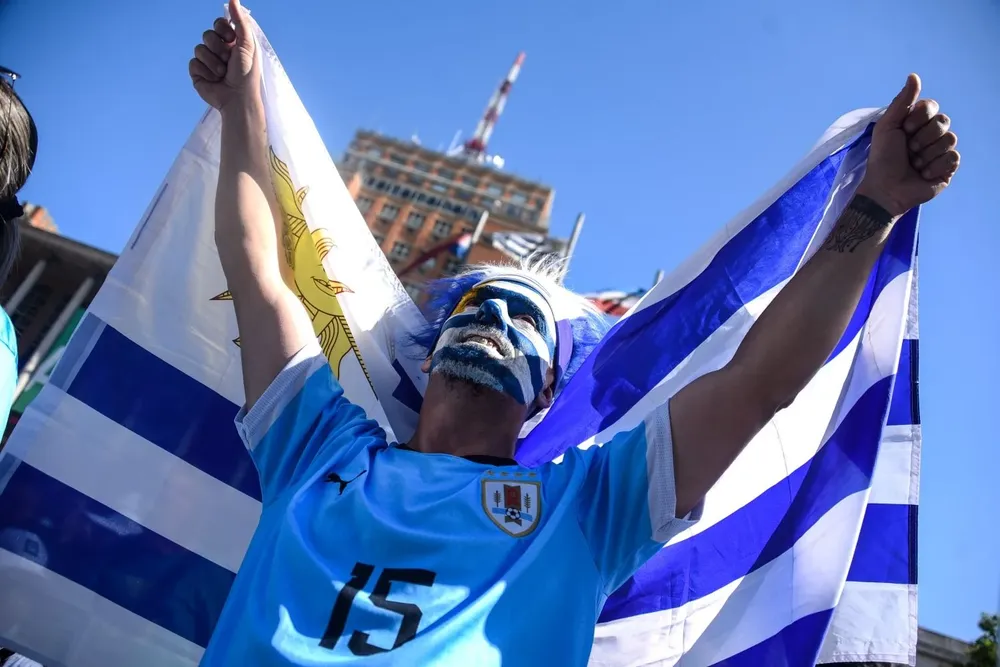 Un hincha de la selección uruguaya mira el partido contra Portugal en la explanada de la Intendencia de Montevideo