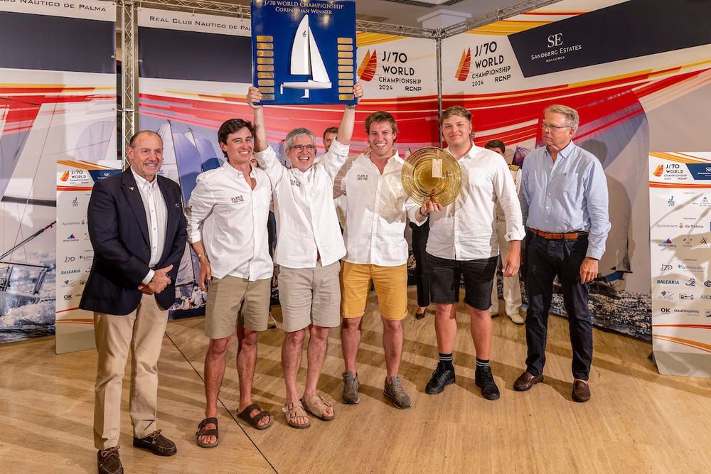 La alegría de los cuatro uruguayos con el título obtenido en el Mundial de J70