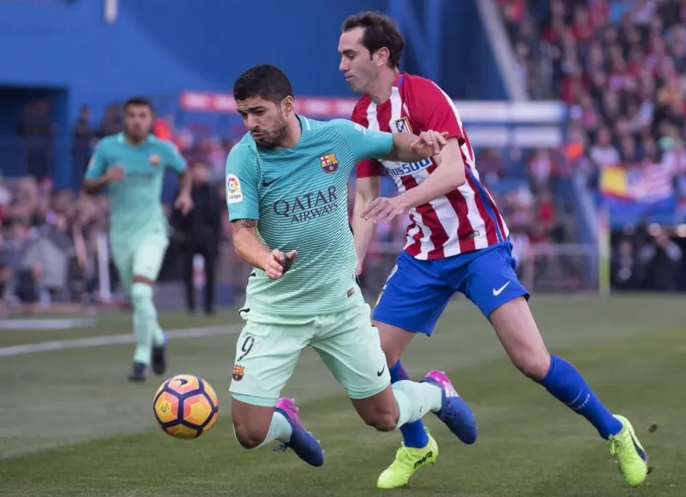 Diego Godín va a la marca de Luis Suárez