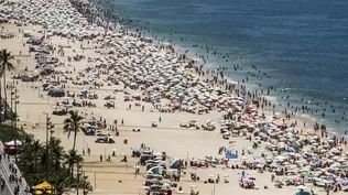 Río de Janeiro- Cientos de personas aprovechan el día de sol del verano para refrescarse en la playa de Ipanema