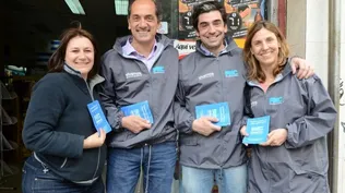 Un comerciante junto al gerente general, de FNC, Gabriel Tobarías; el jefe de Abastecimientos, Aldo Rilla; y la gerente de Marketing, Gabriela Cibils