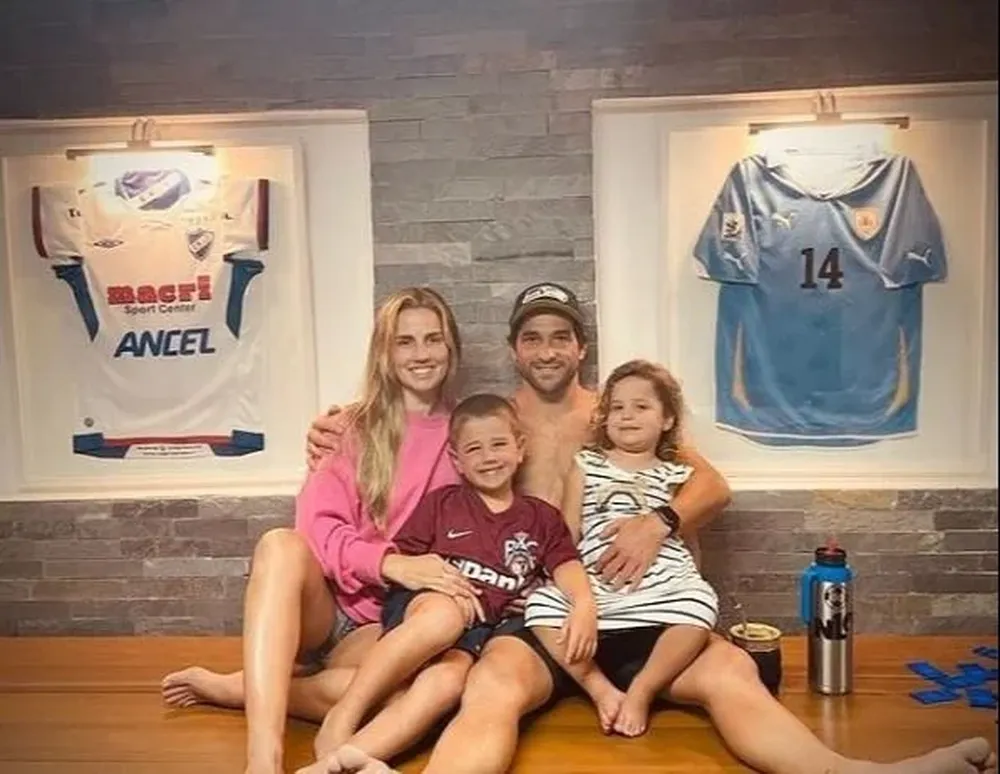 Lodeiro, su familia y las camisetas de Nacional y la selección