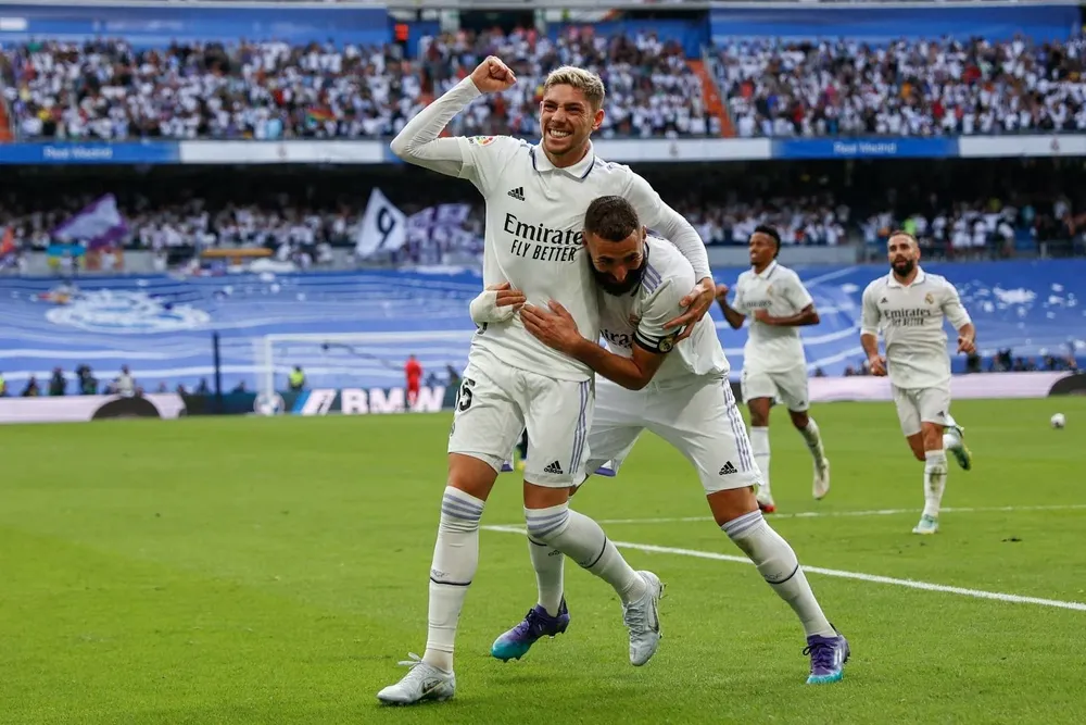 Valverde y Benzema celebran el tanto del uruguayo
