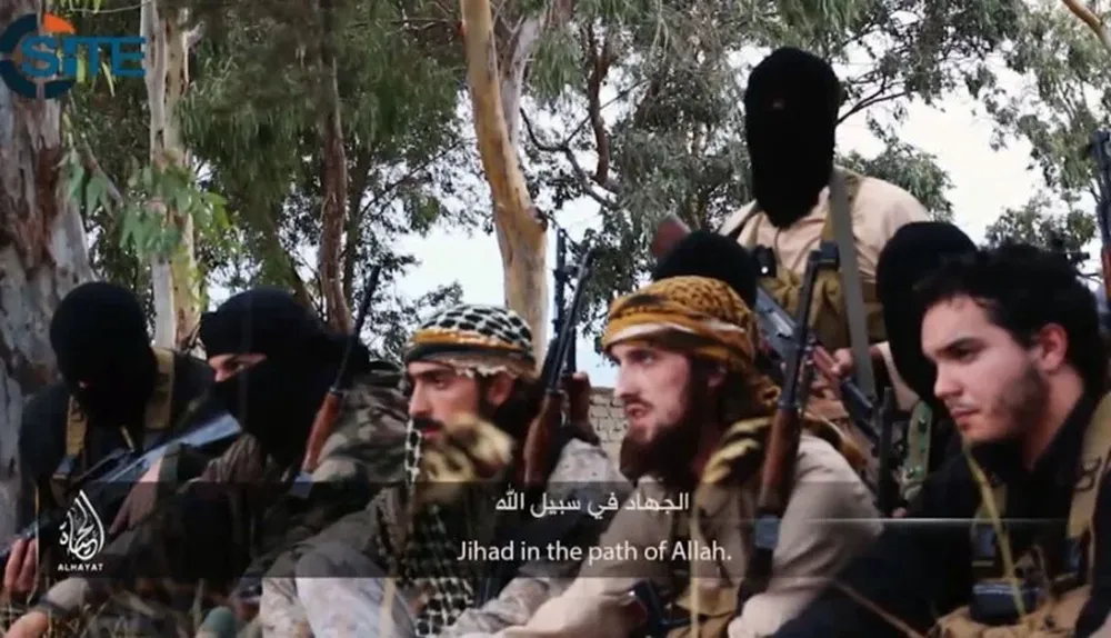 Abu Maryam, Abu Osama y Abu Salman, tres franceses que aparecen a cara descubierta en el último video del Estado Islámico.