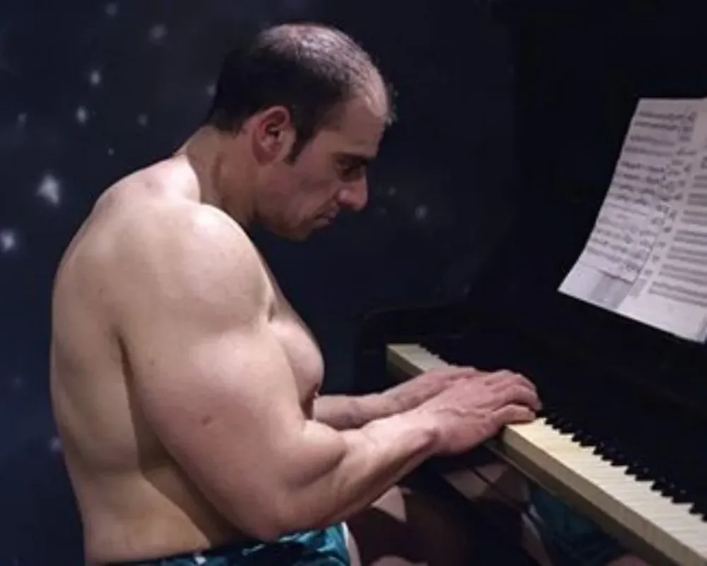 Antonio Osta en una escena de la película Clever (2015)