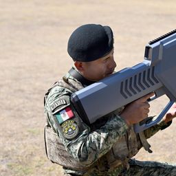 Soldados mostraron el equipo antidrones que utilizarán en los estadios mexicanos Soldados mostraron el equipo antidrones que utilizarán en los estadios mexicanos
