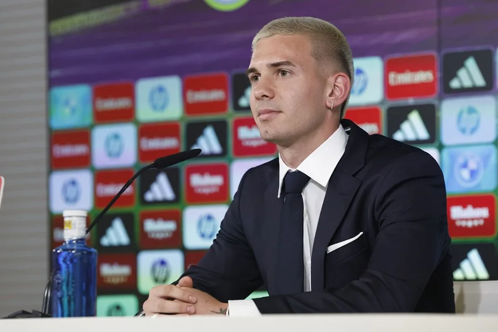 El argentino Franco Mastantuono, ya es jugador oficial del Real Madrid. (EFE)