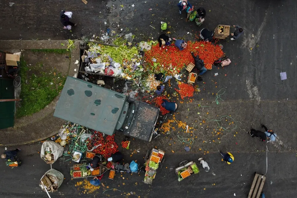 Limpia Benítez y Gladys Meza sacan kilos y kilos de frutas y verduras de los contenedores.