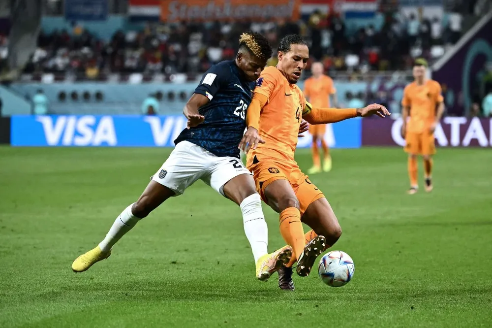 El delantero de Ecuador, Kevin Rodriguez, y el defensa de Holanda, Virgil van Dijk, se disputan el balón