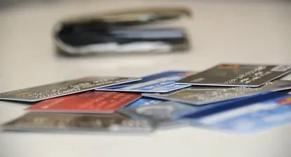 ¿Qué costos tiene usar la tarjeta de débito o crédito en el exterior?