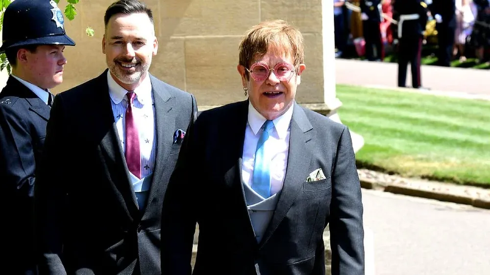 Elton John, que aparece con su marido David Furnish a la salida de la capilla, fue un intimísimo amigo de Diana de Gales.