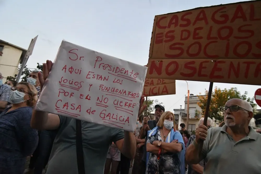 Socios y funcionarios de Casa de Galicia se retiraron disgustados de la Cámara de Representantes